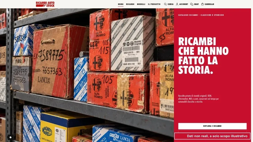 Homepage con la fotografia degli scaffali e il titolo sul pannello rosso