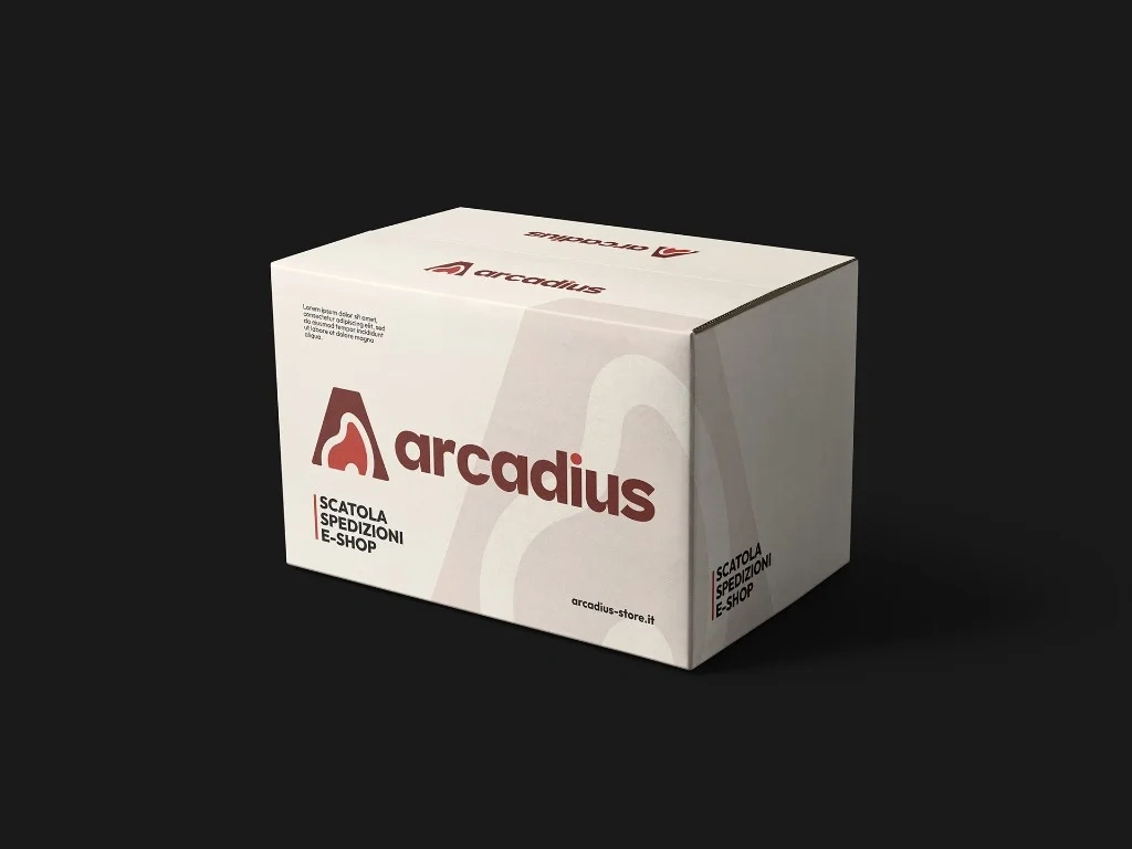 Scatola di spedizione beige con logo Arcadius e monogramma