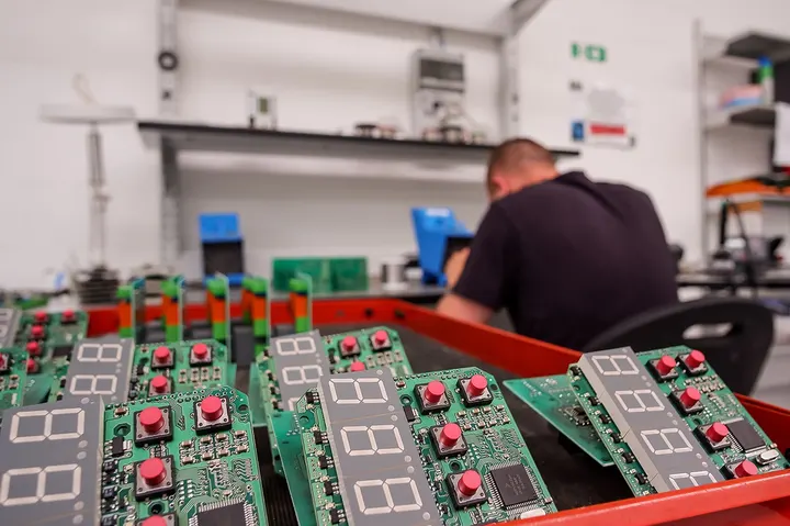 Schede elettroniche con display e pulsanti in fase di lavorazione in laboratorio