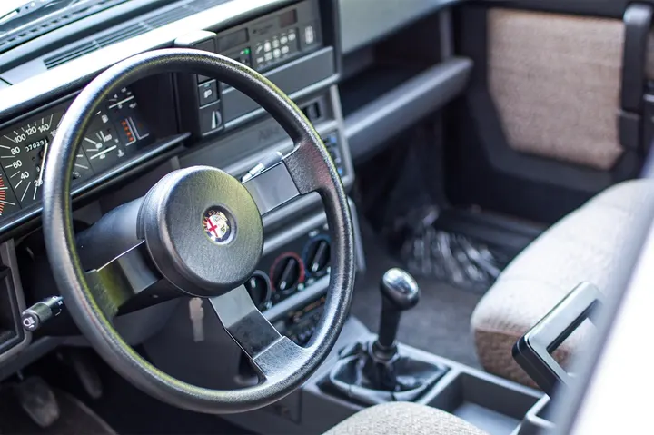 Dettaglio degli interni di un'automobile con volante e cruscotto